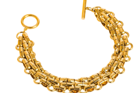 Bracelet chaîne femme doré multi-rangs avec fermoir T-Bar, bijou haut de gamme au design contemporain présenté sur un fond beige élégant.