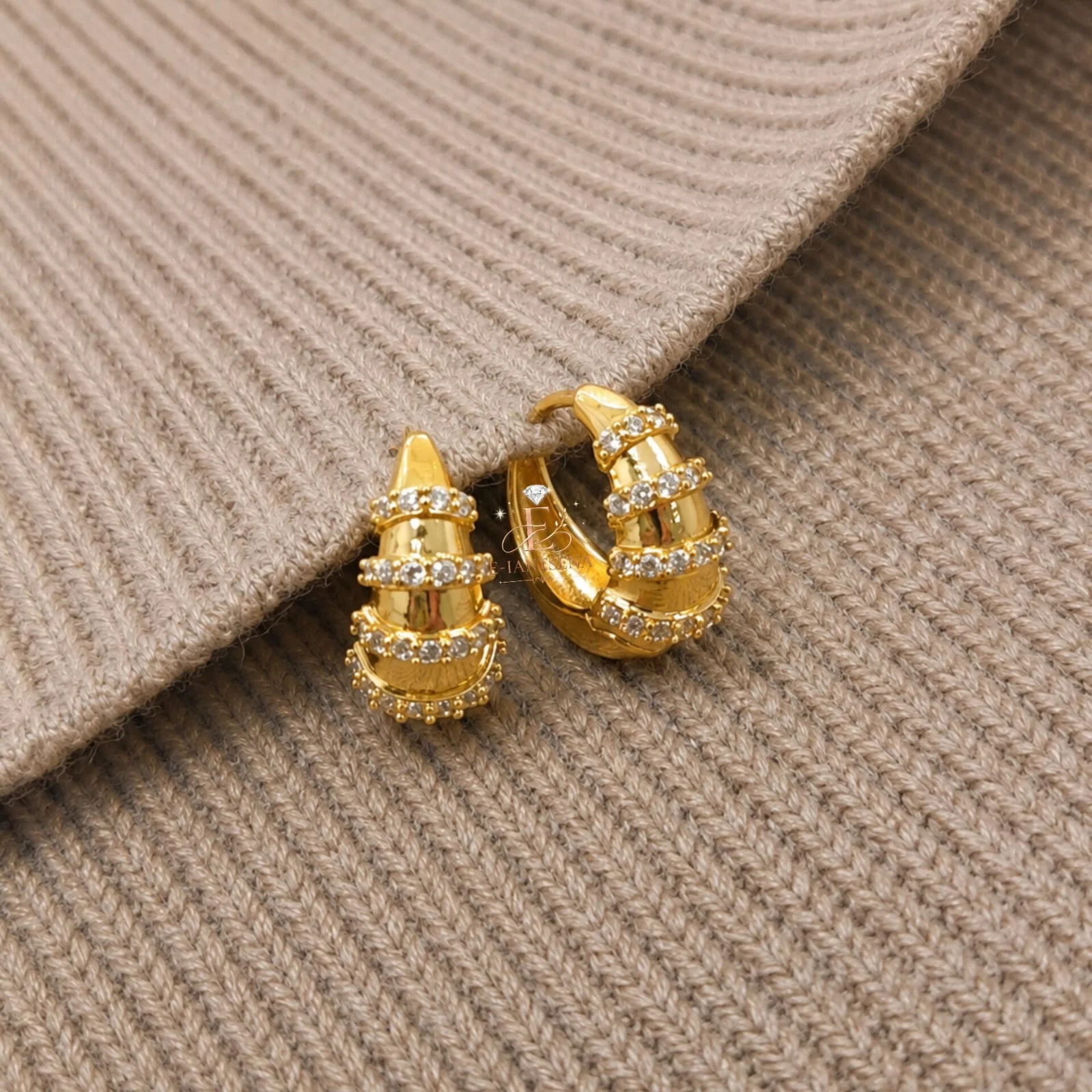 Boucles d’oreilles créoles dorées élégance pavée chic – Image 2
