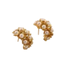 Boucles d’oreilles fleur en acier inoxydable doré pour femme avec pétales métalliques brillants et perles blanches décoratives, style chic et romantique.