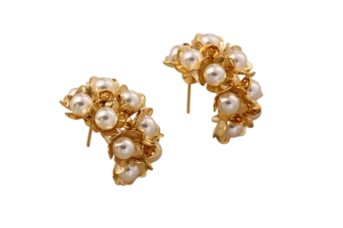 Boucles d’oreilles fleur en acier inoxydable doré pour femme avec pétales métalliques brillants et perles blanches décoratives, style chic et romantique.