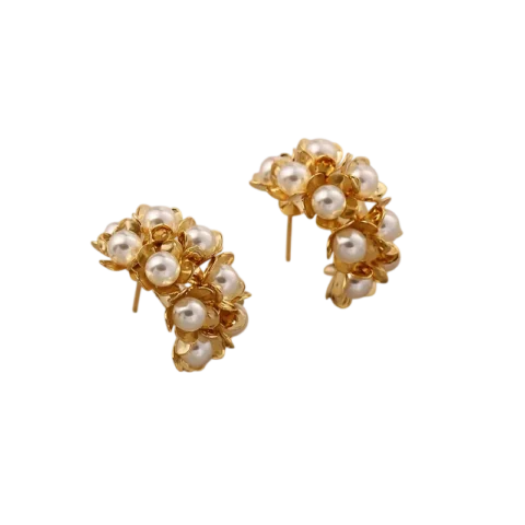 Boucles d’oreilles fleur en acier inoxydable doré pour femme avec pétales métalliques brillants et perles blanches décoratives, style chic et romantique.
