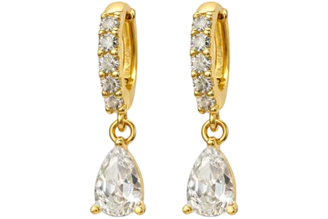 Boucles d’oreilles femme dorées avec anneaux sertis de pierres brillantes et pendentif en forme de goutte transparente facettée au style élégant et raffiné.