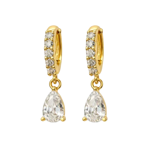 Boucles d’oreilles femme dorées avec anneaux sertis de pierres brillantes et pendentif en forme de goutte transparente facettée au style élégant et raffiné.