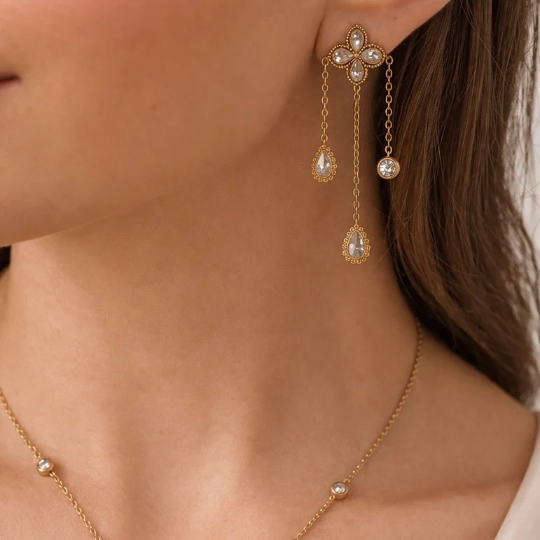 Boucles d’Oreilles Pendantes Trèfle Doré Cristal Élégance – Image 2