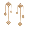 Boucles d’oreilles pendantes pour femme en finition dorée avec motifs floraux en forme de trèfle, chaînes fines et éléments décoratifs transparents élégants.