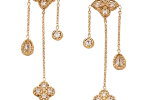 Boucles d’oreilles pendantes pour femme en finition dorée avec motifs floraux en forme de trèfle, chaînes fines et éléments décoratifs transparents élégants.