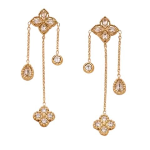 Boucles d’oreilles pendantes pour femme en finition dorée avec motifs floraux en forme de trèfle, chaînes fines et éléments décoratifs transparents élégants.