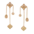 Boucles d’oreilles pendantes pour femme en finition dorée avec motifs floraux en forme de trèfle, chaînes fines et éléments décoratifs transparents élégants.