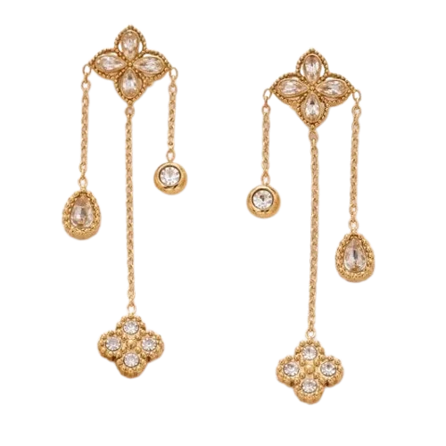 Boucles d’oreilles pendantes pour femme en finition dorée avec motifs floraux en forme de trèfle, chaînes fines et éléments décoratifs transparents élégants.