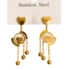 Boucles d'oreilles femme dorées avec cœur nacré central, motif géométrique circulaire et pampilles pendantes décoratives.
