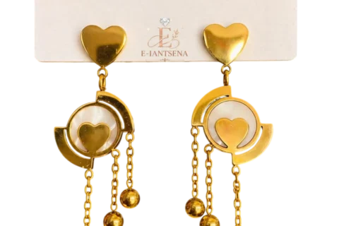 Boucles d'oreilles femme dorées avec cœur nacré central, motif géométrique circulaire et pampilles pendantes décoratives.