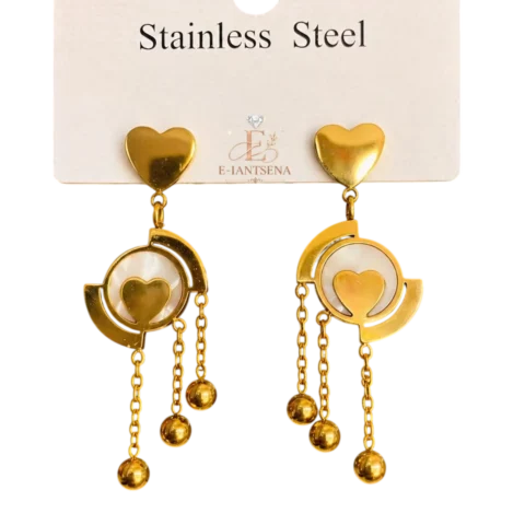 Boucles d'oreilles femme dorées avec cœur nacré central, motif géométrique circulaire et pampilles pendantes décoratives.