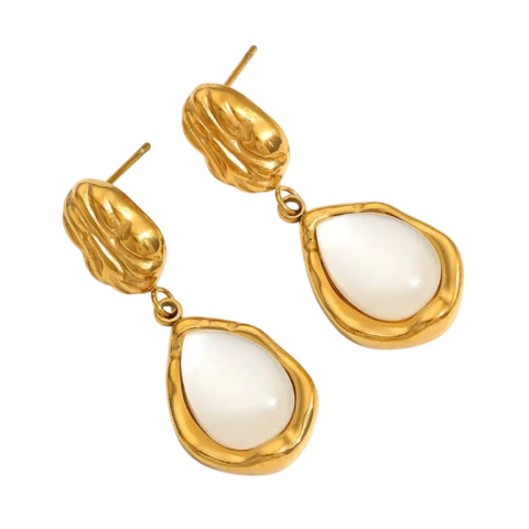 Boucles d’oreilles femme dorées avec pendentif en forme de goutte nacrée et design texturé élégant