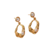 Boucles d’oreilles femme dorées texturées avec perles blanches et forme organique ajourée élégante