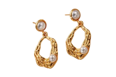Boucles d’oreilles femme dorées texturées avec perles blanches et forme organique ajourée élégante