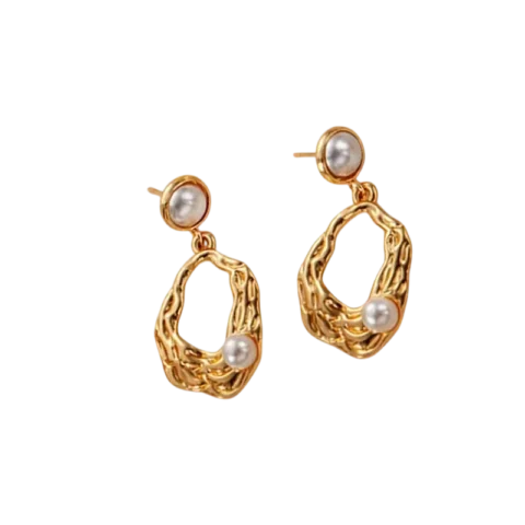 Boucles d’oreilles femme dorées texturées avec perles blanches et forme organique ajourée élégante