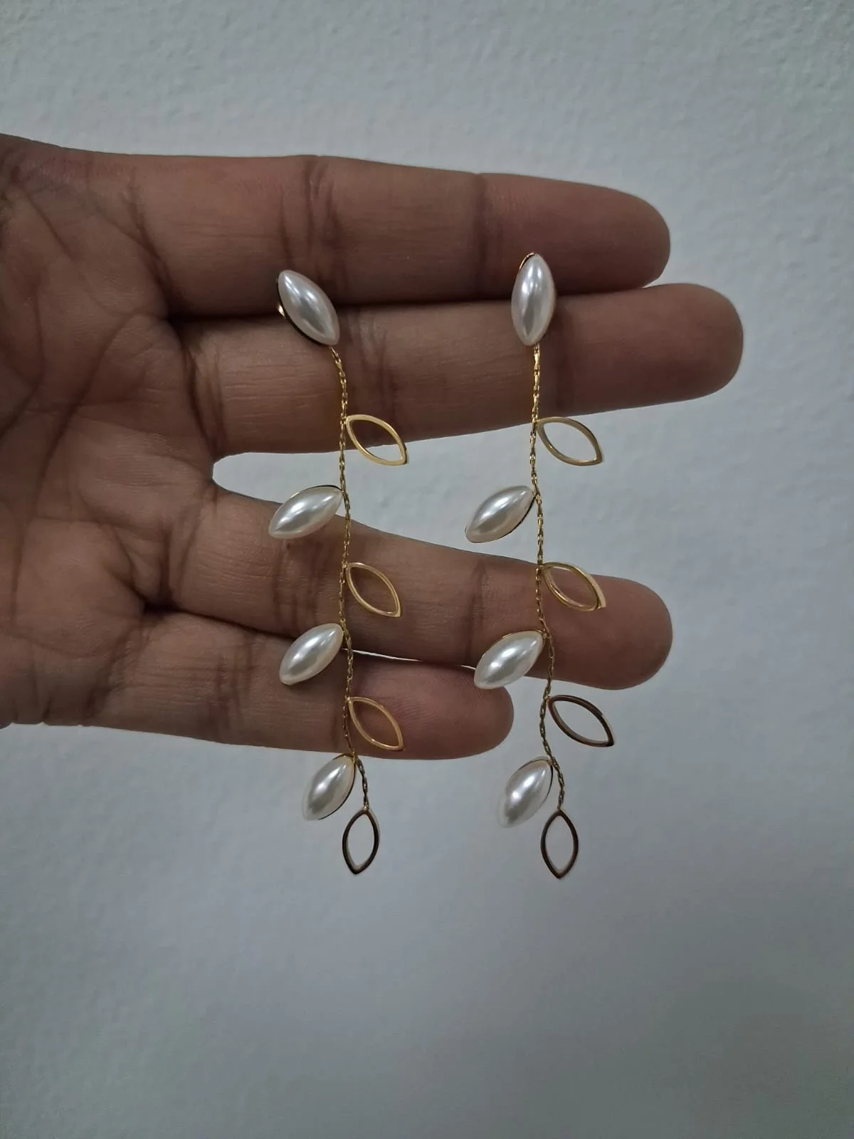 Boucles d’Oreilles Pendantes Feuilles et Perles Dorées – Image 4