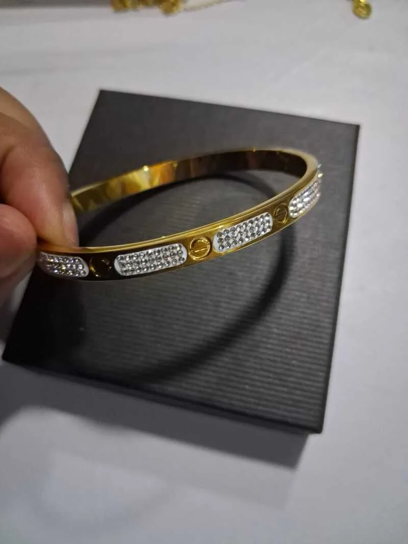 Bracelet Jonc Doré Élégant à Détails Brillants – Image 3