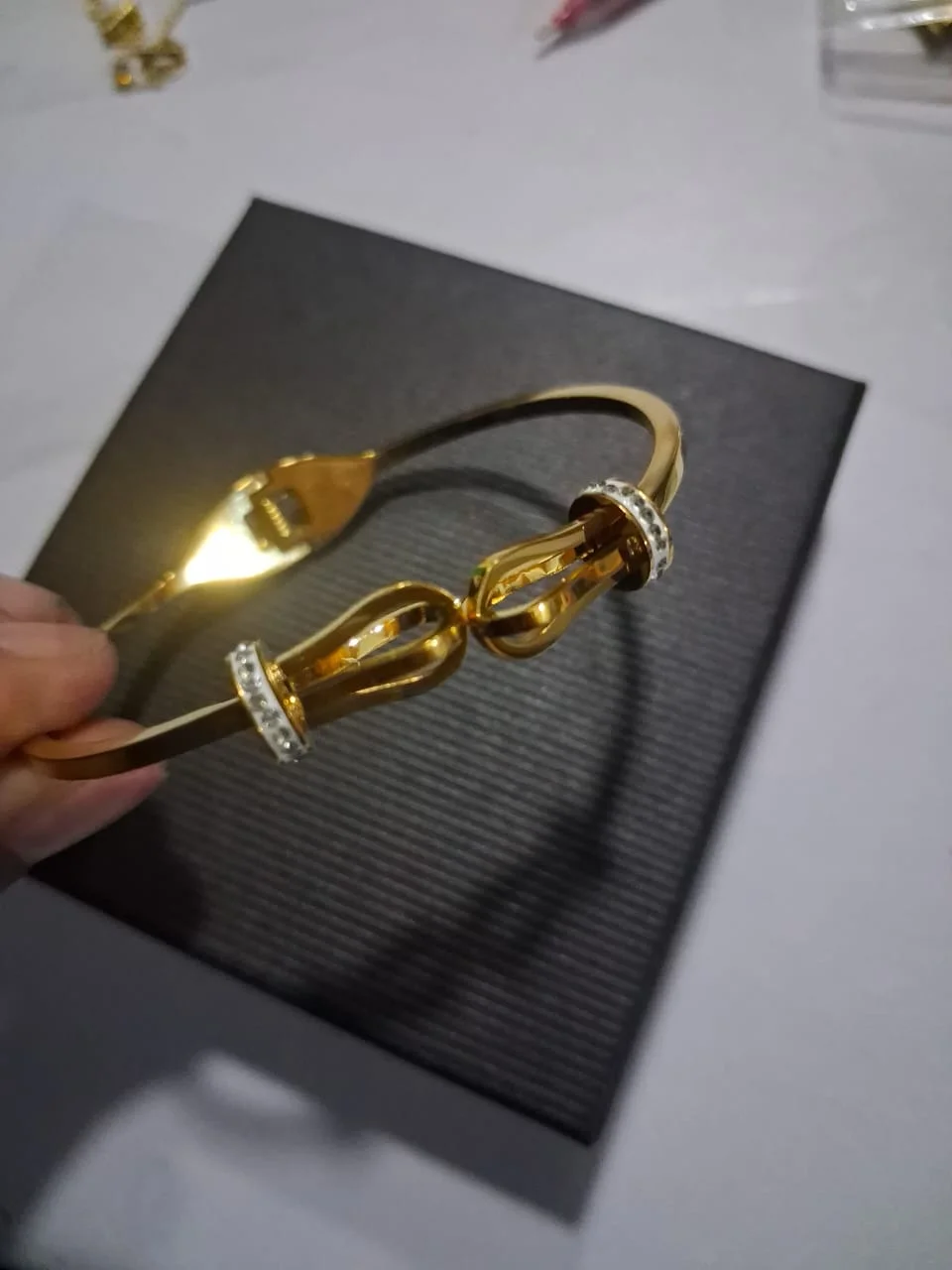 Bracelet Jonc Doré Élégant à Motif Nœud Raffiné – Image 3