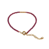Bracelet Ruby Line pour femme avec perles rouges facettées, détails dorés en acier inoxydable et chaînette d'extension ajustable.