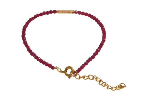 Bracelet Ruby Line pour femme avec perles rouges facettées, détails dorés en acier inoxydable et chaînette d'extension ajustable.