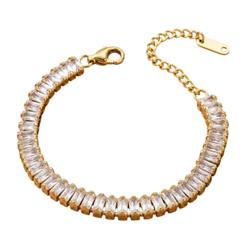 Bracelet femme doré avec rangée de cristaux rectangulaires transparents montés sur une structure dorée et fermeture ajustable.