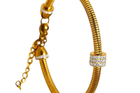 Bracelet jonc femme doré avec maille serpent et anneaux ornés de cristaux brillants, présenté dans un écrin de bijouterie haut de gamme.