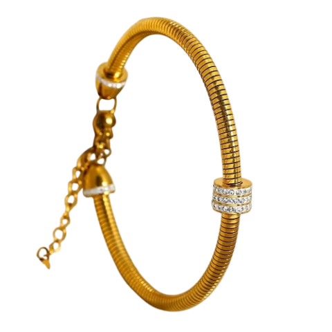 Bracelet jonc femme doré avec maille serpent et anneaux ornés de cristaux brillants, présenté dans un écrin de bijouterie haut de gamme.