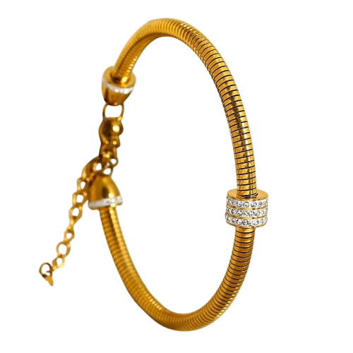 Bracelet jonc femme doré avec maille serpent et anneaux ornés de cristaux brillants, présenté dans un écrin de bijouterie haut de gamme.