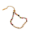 Bracelet femme haut de gamme en pierres naturelles pastel multicolores avec perles blanches et finitions dorées, présenté sur un tissu satiné beige.