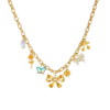 Collier femme doré à chaîne à maillons avec breloques décoratives comprenant un nœud avec perle centrale, un papillon bleu, une fleur, une cerise, un motif floral et des détails perlés au style romantique.