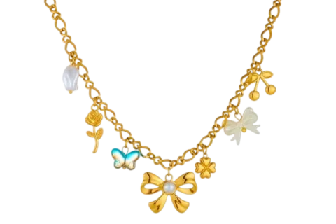 Collier femme doré à chaîne à maillons avec breloques décoratives comprenant un nœud avec perle centrale, un papillon bleu, une fleur, une cerise, un motif floral et des détails perlés au style romantique.