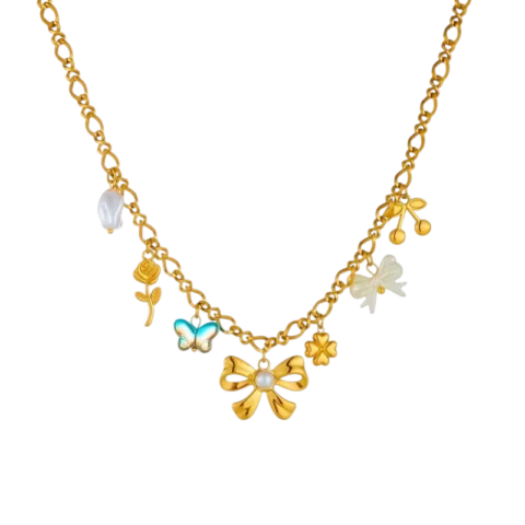 Collier femme doré à chaîne à maillons avec breloques décoratives comprenant un nœud avec perle centrale, un papillon bleu, une fleur, une cerise, un motif floral et des détails perlés au style romantique.
