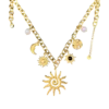 Collier femme doré en acier inoxydable avec chaîne à maillons et breloques célestes comprenant un grand soleil central, une lune, des soleils décoratifs et des perles blanches.