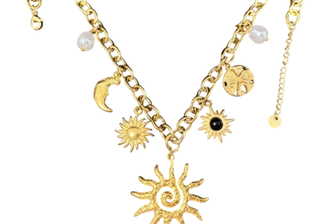 Collier femme doré en acier inoxydable avec chaîne à maillons et breloques célestes comprenant un grand soleil central, une lune, des soleils décoratifs et des perles blanches.