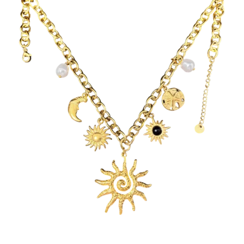 Collier femme doré en acier inoxydable avec chaîne à maillons et breloques célestes comprenant un grand soleil central, une lune, des soleils décoratifs et des perles blanches.