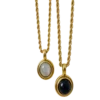 Collier pour femme avec chaîne torsadée dorée et pendentif ovale serti d'une pierre décorative noire ou blanche, style élégant et intemporel.