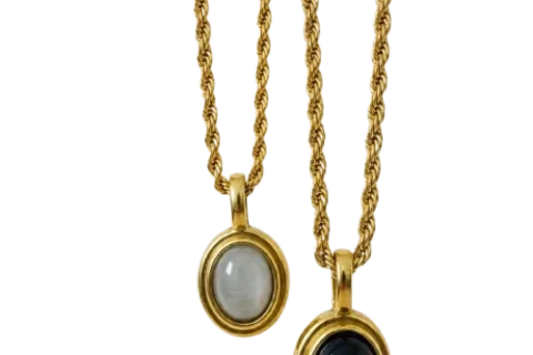Collier pour femme avec chaîne torsadée dorée et pendentif ovale serti d'une pierre décorative noire ou blanche, style élégant et intemporel.