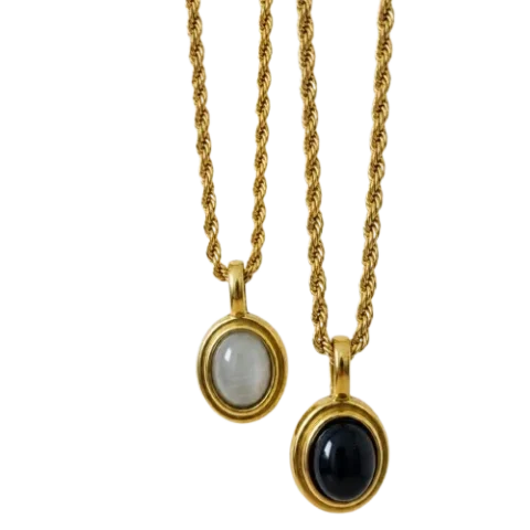 Collier pour femme avec chaîne torsadée dorée et pendentif ovale serti d'une pierre décorative noire ou blanche, style élégant et intemporel.