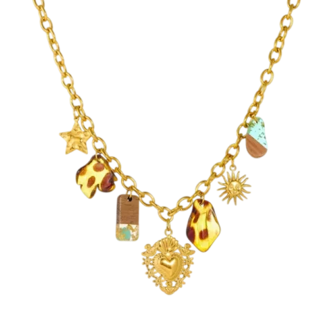 Collier femme doré en acier inoxydable composé d'une chaîne à maillons et de plusieurs breloques décoratives incluant un cœur ornemental, une étoile, un soleil et des pendentifs au style bohème chic.