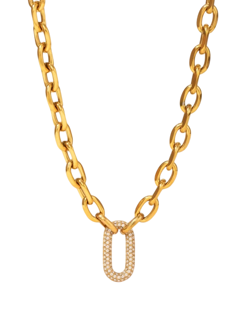 Collier femme doré composé de larges maillons ovales avec pendentif central en forme de fermoir décoratif au style élégant et moderne.
