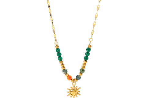 Collier femme doré avec chaîne fine, perles colorées vertes et orange, et pendentif soleil décoratif au centre.