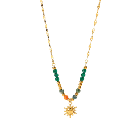 Collier femme doré avec chaîne fine, perles colorées vertes et orange, et pendentif soleil décoratif au centre.