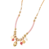 Collier femme en acier inoxydable doré avec perles roses, détails blancs et pendentifs décoratifs élégants, bijou tendance et raffiné.