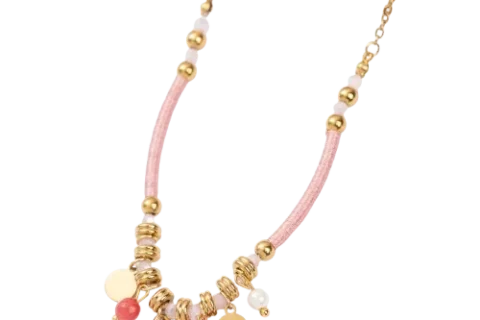 Collier femme en acier inoxydable doré avec perles roses, détails blancs et pendentifs décoratifs élégants, bijou tendance et raffiné.