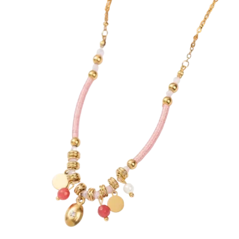 Collier femme en acier inoxydable doré avec perles roses, détails blancs et pendentifs décoratifs élégants, bijou tendance et raffiné.