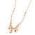 Collier femme en acier inoxydable doré avec perles roses, détails blancs et pendentifs décoratifs élégants, bijou tendance et raffiné.