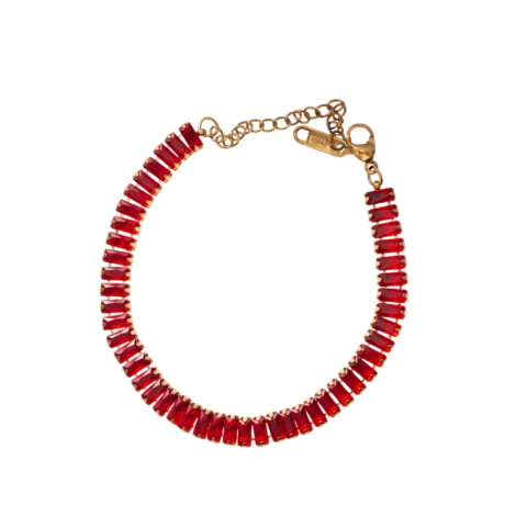 Bracelet femme doré serti de pierres rouges rectangulaires alignées avec fermoir ajustable et finition élégante.