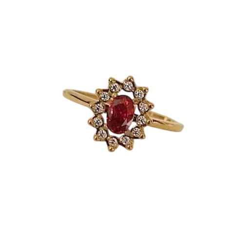 Bague dorée pour femme avec pierre rouge ovale centrale entourée d'un halo de petites pierres scintillantes, au design élégant et raffiné.