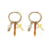 Boucles d'oreilles créoles dorées pour femme avec pendentif croix, perle blanche et perles décoratives aux nuances orangées.